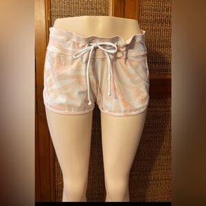 Athleta shorts size
M Peach and White Patterned Shorts